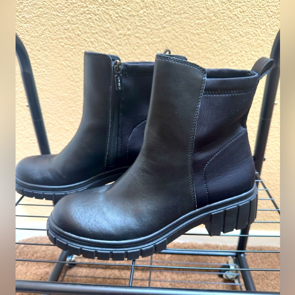 Blondo Prestly Waterproof Leather Booties in Women size 9.5